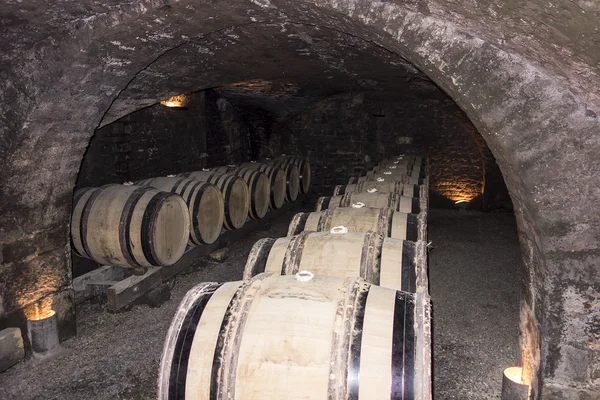 桶的葡萄酒酒窖洞穴 免版税图库照片