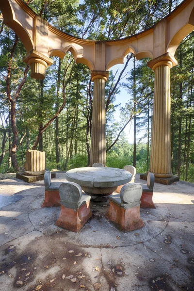 Stenen tafel in de nagloeiing-mausoleum — Stockfoto