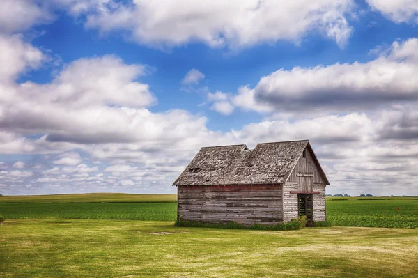 Velho galpão no campo de Iowa — Fotografia de Stock