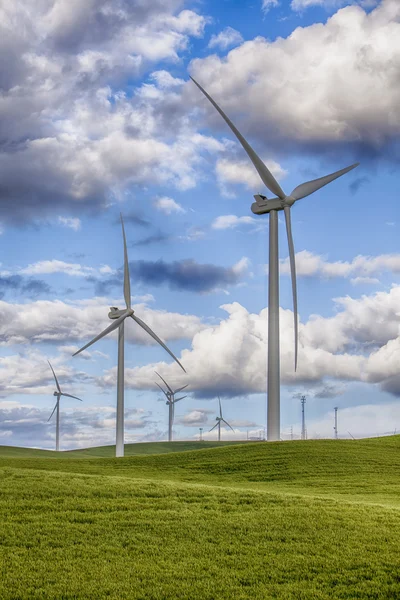 Windräder auf Windpark lizenzfreie Stockfotos