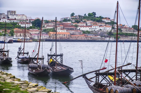 Flotta av hamnen båtar på floden Douro — Stockfoto