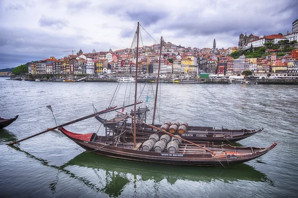 Dvě lodě na řece Douro Stock Snímky