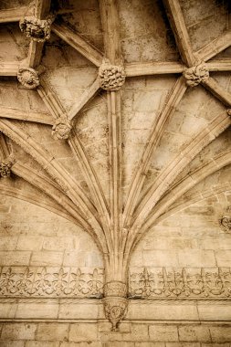 Gotik tavan ile yivli atlama