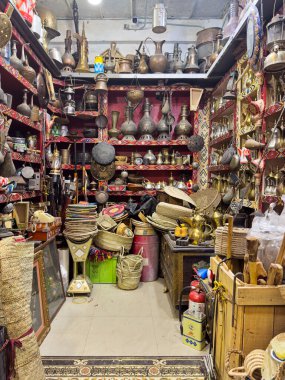 Riyad 'da küçük bir dükkan eski metal çaydanlıklar, sepetler, tütsü ve diğer malzemelerle dolu..