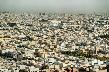 Şehrin ufkuna kadar uzanan binaların olduğu puslu bir günde Riyad 'ın kentsel manzarası.