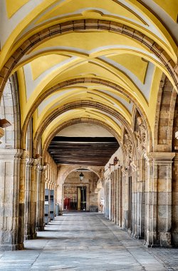 İspanya 'daki Plaza Major de Salamanca' nın yanındaki uzun koridor ışık ve gölgelerle dolu..