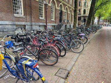 Bisikletler Amsterdam sokaklarında kaldırımı dolduruyor. Park edecek yer bulmak için gayri resmi bir yöntem..