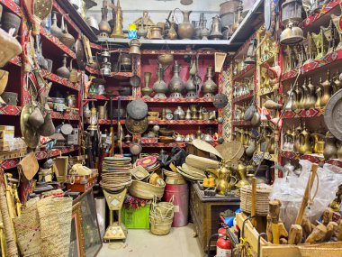 Riyad pazarındaki küçük bir dükkanın içi sepet, su ısıtıcısı ve diğer şeylerle dolu..