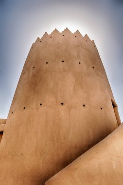 Suudi Arabistan 'ın Riyad kentinin bir kısmını saran kale duvarının bir kısmını işaret eden tarihi bir dönüm noktası. Güneş' ten gelen bir ışık halkası tarafından çevrelenmiştir..