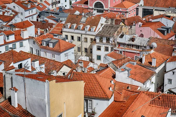 Portekiz, Lizbon 'un Alfama bölgesindeki binaların çatılarını seramik fayanslar kaplıyor.