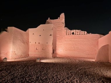 Suudi Arabistan 'ın Riyad kenti yakınlarındaki Diriyah şehrinin eski kale duvarlarının küçük bir kısmı gece aydınlanıyor..