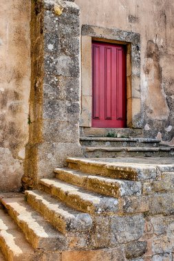 Kuzey Portekiz 'deki Castelo Rodrigo' da küçük bir taş merdivenin tepesinde kırmızı bir kapı bulunur..