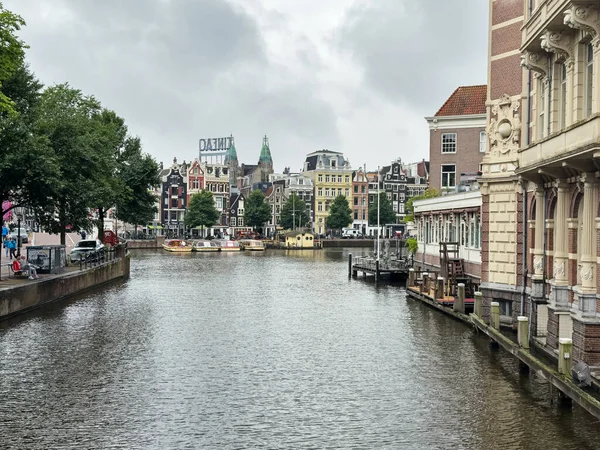 Kanal bakış açısı Amsterdam 'ın merkezi yakınlarındaki tarihi binaları gösteriyor.