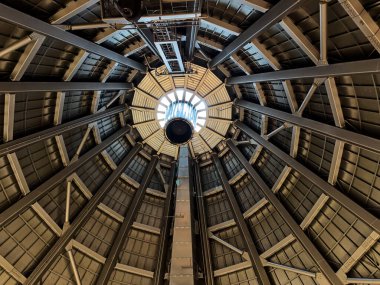 TACOMA, WASHINGTON - 3 Mayıs 2025: Tacoma, Washington 'daki Cam Müzesi' ndeki sıcak dükkanın oktulusuna doğru bakan bir manzara. Arthur Erickson 'ın mimarlık firması tarafından tasarlandı..