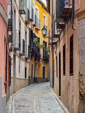 Sıradan, tanımlanamayan dar bir yaya sokağı İspanya 'nın Toledo kentindeki mesafeye kadar kıvrılır..