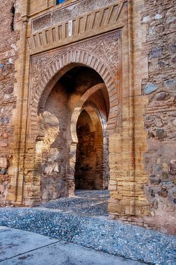Granada, İspanya - 24 Ekim 2025: Granada, İspanya 'daki Alhambra' ya açılan büyük taş kapı bina kompleksine giriş sağlar..