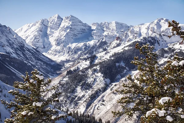 Berge über kastanienbraunem Tal lizenzfreie Stockbilder