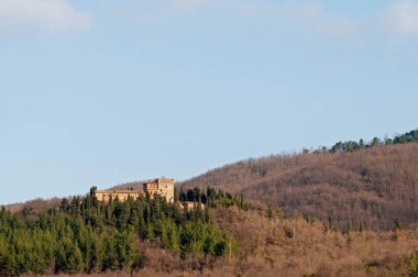 Tepedeki eski güzel Falsini şatosu. Toskana