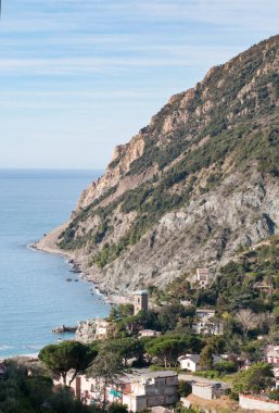Okyanus kıyısındaki güzel şehrin hava manzarası