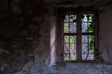 Kırık pencereli terk edilmiş karanlık bina