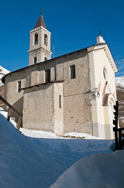 美しい雪の冬の間にイタリアのフェラーレ村 — ストック写真