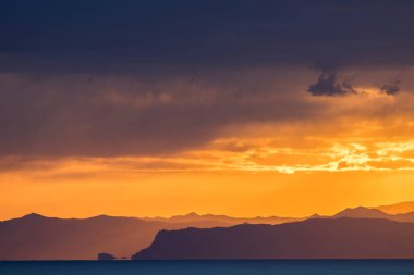 Dağlarda güzel gün batımının manzaralı görüntüsü