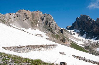 Karlı dağların güzel manzarası