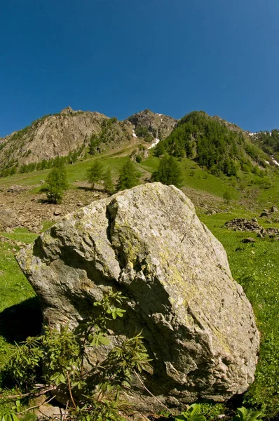 Berglandschaft Sommer Mit Großen Felsen — Stockfoto