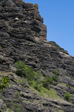 Güneşli bir günde güzel kayalık kayalıkların manzarası.