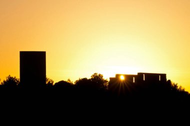 Şehir binalarının üzerinde gün batımı manzarası 