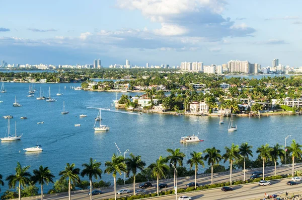 MacArthur Causeway 'in güzel manzarası, Venedik Adaları Biscayne Körfezi, Miami, Florida, Amerika Birleşik Devletleri.