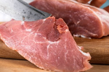 Aşçı taze et keser, mutfakta et keser..