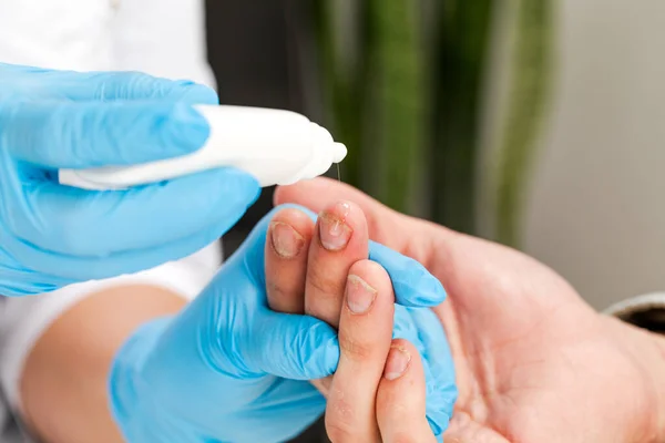 Dermatologue Utilise Des Gouttes Pour Traiter Patient Malade Examen Diagnostic — Photo