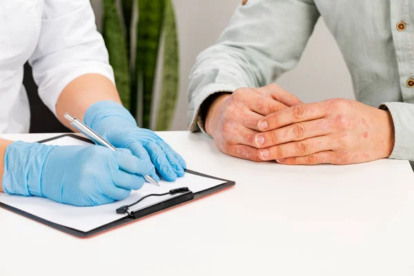 Dermatologue Ganté Examine Peau Patient Malade Consigne Les Observations Examen — Photo