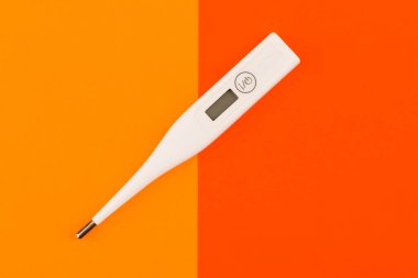 Dijital tıbbi termometre. Kırmızı bir arkaplanda