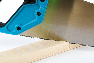 Beyaz arka planda tahta tahtada gördüm..