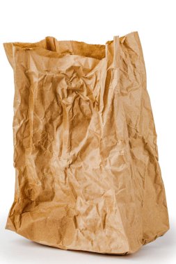 Beyaz izole edilmiş arka planda yağlı lekeler olan buruşuk kağıt torba. İkincil atıkların geri dönüşümü.