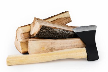 Yakacak odun ve beyaz izole bir arka planda balta. Yenilenebilir enerji kaynağı. Ekolojik kavram.