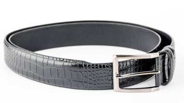 Erkekler için deri kemer, beyaz arka planda siyah deri kemer, zarif deri kemer..