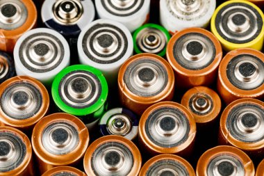 İzole edilmiş eski pil sızıntısı, tehlikeli atık konsepti. Renkli pillerin enerji soyut arkaplanı