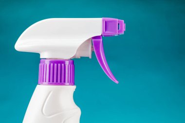 Sprey tabancayı temizlemek için plastik şişe. Mavi bir arkaplanda.