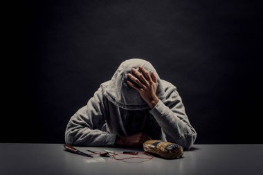 Bağımlı yüzünü kameradan gizler. Suç ve uyuşturucu bağımlılığı kavramı