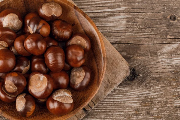 Castanhas Uma Velha Mesa Madeira — Fotografia de Stock