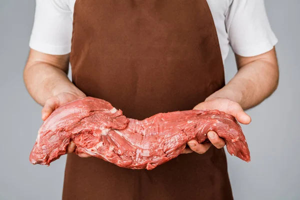 Venditore Cuoco Maschio Tiene Carne Cruda Tra Mani Mostra Uno — Foto Stock