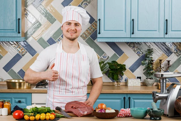 Jovem Prepara Comida Casa Cozinha — Fotografia de Stock