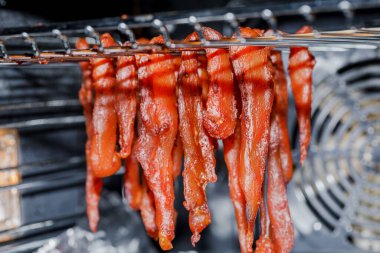 Fırında kurutulmuş tavuk pişiriyorum..