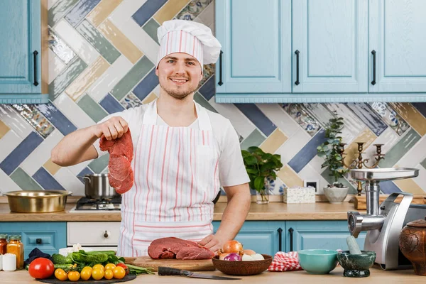 Jeune Homme Prépare Nourriture Maison Dans Cuisine — Photo