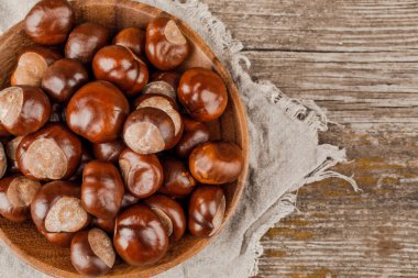 Eski ahşap bir masada kestaneler.