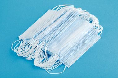 Tıbbi maske, tıbbi koruyucu maske, mavi arka planda izole edilmiş. Sağlık hizmetleri koronavirüsü tıbbi karantina, hijyen konsepti