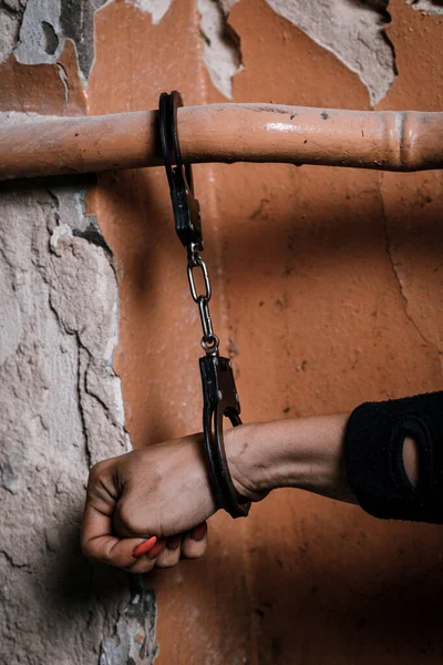 Primer Plano Las Manos Esposadas Prisionera Arrestada Esposada Concepto Delincuencia — Foto de Stock